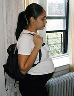 Một thai phụ đeo máy đo ô nhiễm không khí - Ảnh: AP